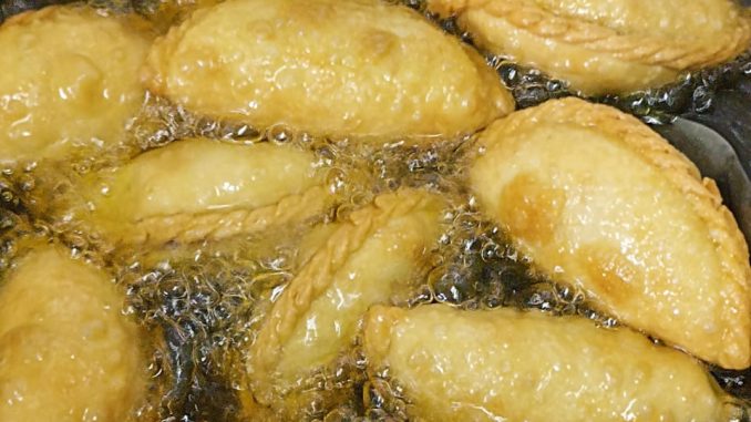 akakpesan Karipap goreng dengan kulit berjerawat yang rangup, inti ayam daging sedap