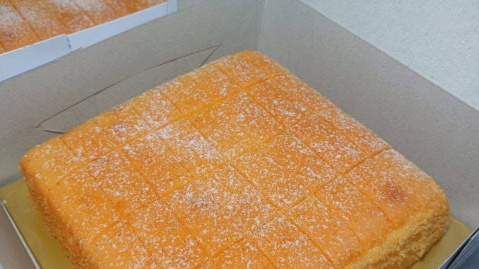 Kek oren klasik moist dalam loyang