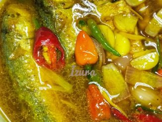 Ikan temenung lemak masak asam dalam pinggan bersama nasi panas