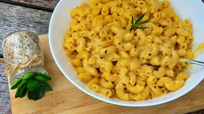 Sepinggan macaroni cheese berkrim dengan taburan herba segar