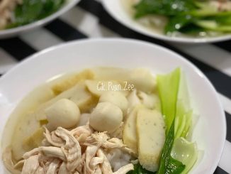 Semangkuk kuey teow sup ala kopitiam lengkap dengan ayam carik, pak choy, bebola ikan dan taburan bawang putih goreng