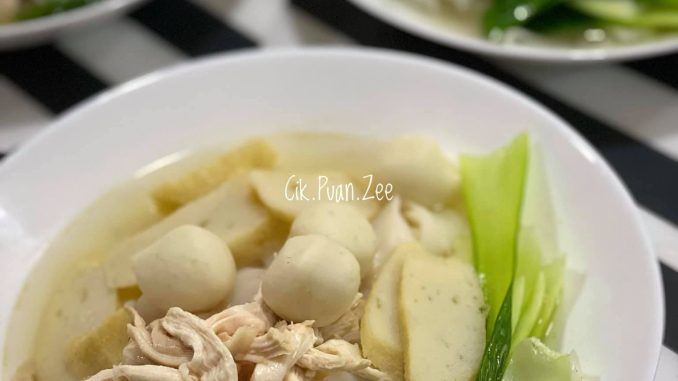 akak pesan Semangkuk kuey teow sup ala kopitiam lengkap dengan ayam carik, pak choy, bebola ikan dan taburan bawang putih goreng