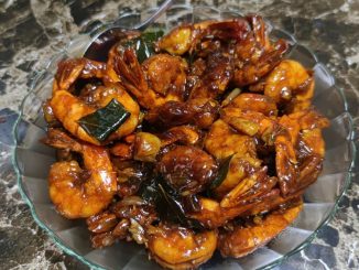 Udang Harimau Kam Heong dimasak bersama daun kari dan rempah pedas manis, hidangan mudah tapi rasa luar biasa.