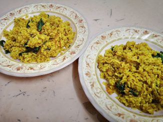 Nasi goreng kunyit berwarna kuning keemasan dimasak dengan ikan bilis, sayur kailan dan telur – sesuai untuk sarapan atau makan malam ekspres.