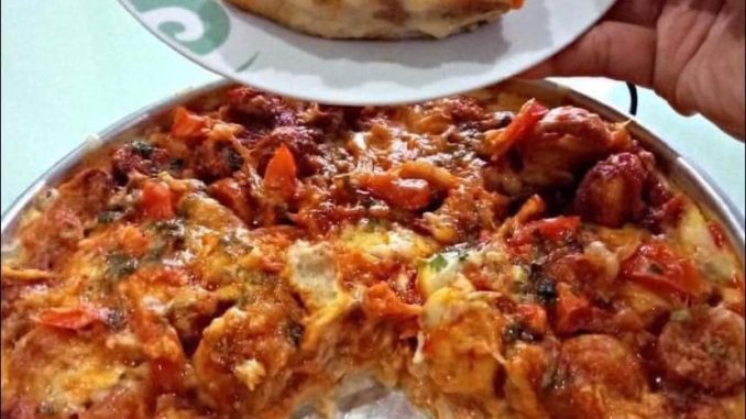 Pizza homemade guna roti Gardenia lengkap dengan keju cair dan topping pelbagai