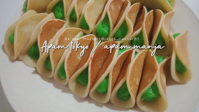 Apam Tokyo gebu berintikan kastard pandan, dilipat dan dimasak atas pan – kuih tradisional yang digemari ramai.