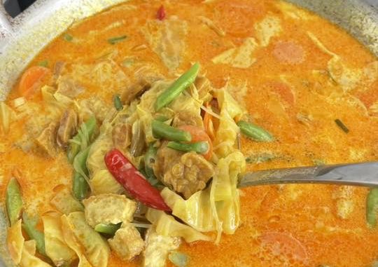 Kuah lontong panas lengkap dengan sayur kobis, kacang buncis dan cili api merah