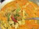 Kuah lontong panas lengkap dengan sayur kobis, kacang buncis dan cili api merah