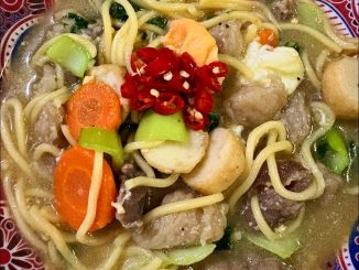Semangkuk Mee Rebus Daging Ala Ganung panas dengan daging tetel empuk, fishball, telur dan cili potong – sesuai untuk makan malam yang padu.