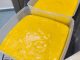 Puding kastard jagung berwarna kuning lembut yang dipotong dalam bekas