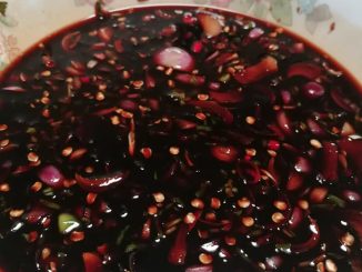 Sambal kicap segar dengan hirisan bawang, cili api dan daun herba, sesuai untuk hidangan sampingan dengan nasi panas dan ikan goreng.
