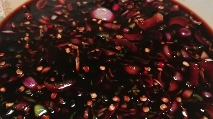 Sambal kicap segar dengan hirisan bawang, cili api dan daun herba, sesuai untuk hidangan sampingan dengan nasi panas dan ikan goreng.