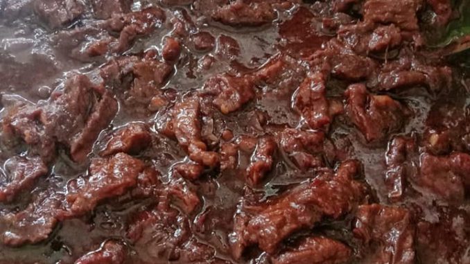 Daging masak hitam pekat berkilat dengan taburan bawang goreng, sesuai dimakan bersama nasi panas