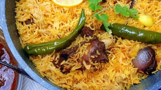 Nasi Arab Mandy berempah lengkap dengan ayam panggang, salad yogurt dan sos harrah merah pedas