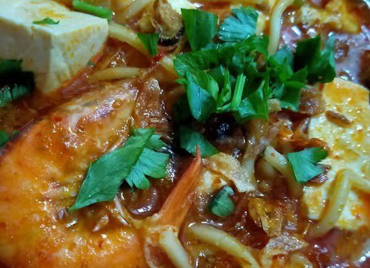 Semangkuk mee bandung pekat dengan telur rebus dan sayur, sesuai untuk masakan ekspres