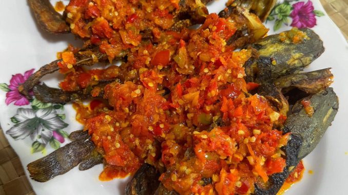 Ikan keli goreng berlado atas pinggan nasi, sambal merah menyengat dan garing sempurna