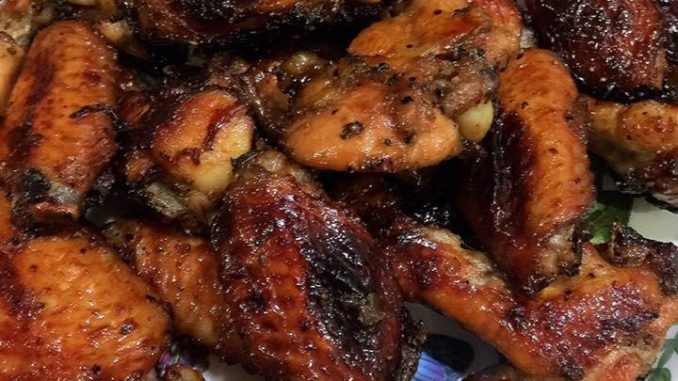 Sticky chicken wings bakar bersalut glaze madu dan bawang putih atas tray