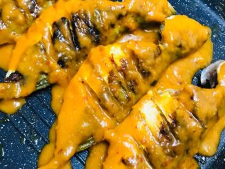 Ikan selar bakar disiram kuah percik pekat dalam pinggan putih