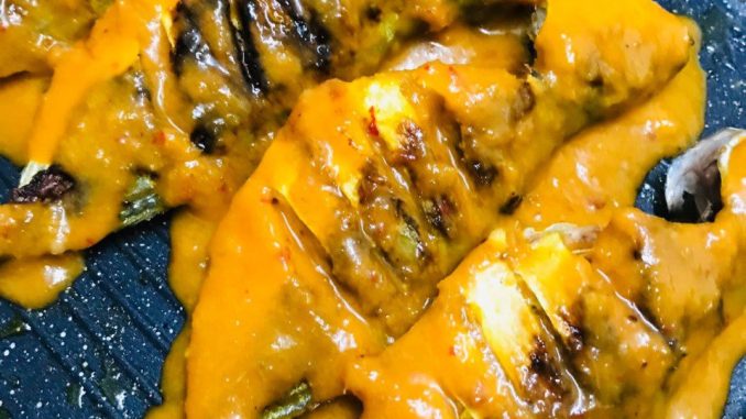 Ikan selar bakar disiram kuah percik pekat dalam pinggan putih