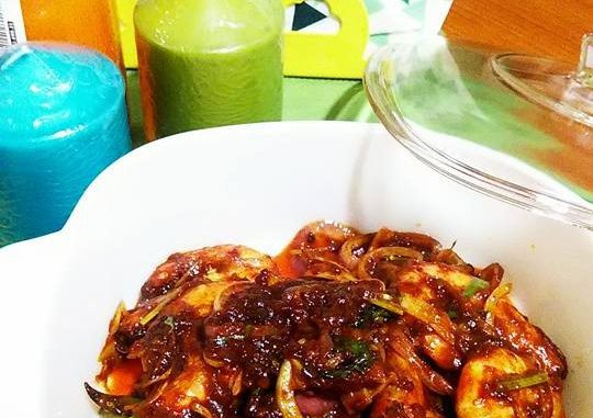 Udang berempah sweet sour dalam pinggan, kuah merah pekat dengan bawang dan daun sup