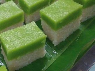 Kuih Seri Muka dua lapis dengan pulut putih dan lapisan hijau pandan yang lembut