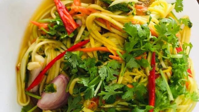 Siakap goreng rangup disiram kerabu mangga pedas masam dengan hiasan daun ketumbar dan kacang tumbuk