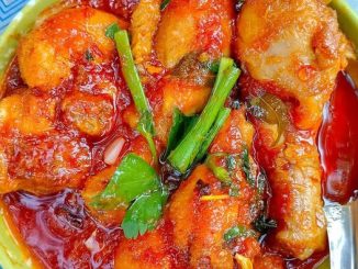 Ayam masak merah madu pekat berkilat dengan bawang hiris dan daun sup