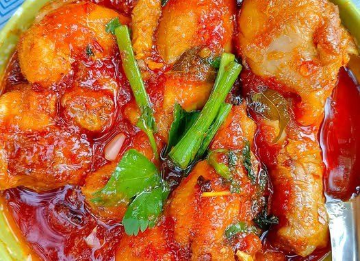 Ayam masak merah madu pekat berkilat dengan bawang hiris dan daun sup