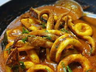 Hidangan rendang sotong berkuah pekat dengan daun kunyit dalam pinggan