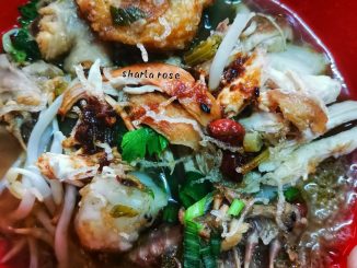 Soto Ayam Kuah Pekat dengan Bergedil Ayam, sambal kicap dan nasi impit