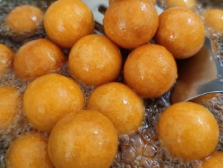 Bebola keledek manis digoreng kuning keemasan, disusun dalam pinggan