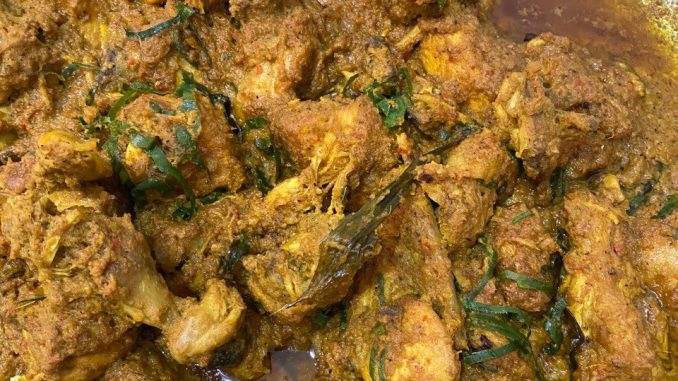 Rendang ayam cili api Negeri Sembilan dengan kuah pekat berempah