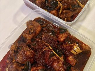 Ayam sambal Bali dengan sambal pekat berkilat dan taburan daun kari