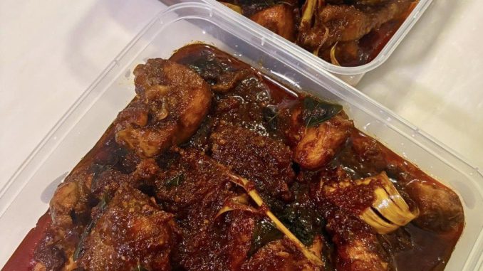 Ayam sambal Bali dengan sambal pekat berkilat dan taburan daun kari