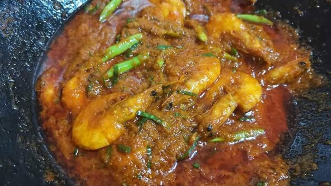 Rendang udang pedas dengan daun kunyit dan kacang panjang