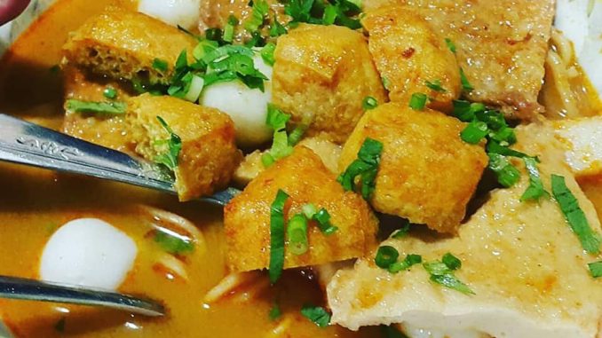 Semangkuk Mi Kari Ipoh Lengkap Dengan Tauhu Pong & Daun Sup