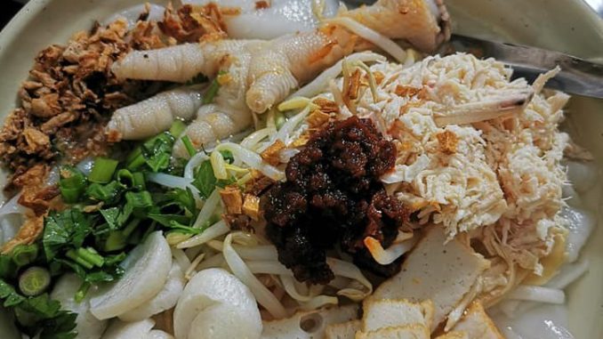 Semangkuk Kue Teow Th’ng dengan Kuah Ayam & Sambal Tumis