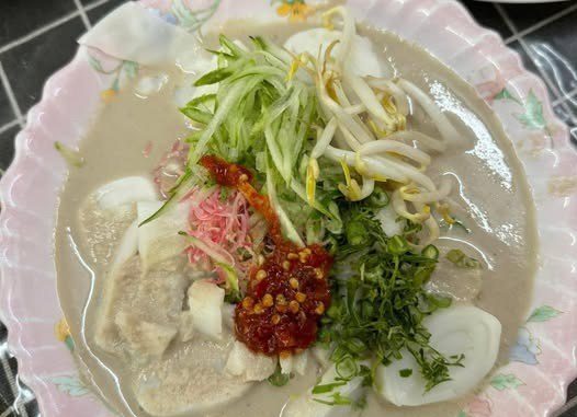 Kuah Laksam Pekat Berlemak Kelantan Bersama Ulam Segar