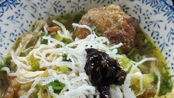 Semangkuk Soto Ayam Kuah Pekat dengan Bergedil dan Sambal Cili Hitam