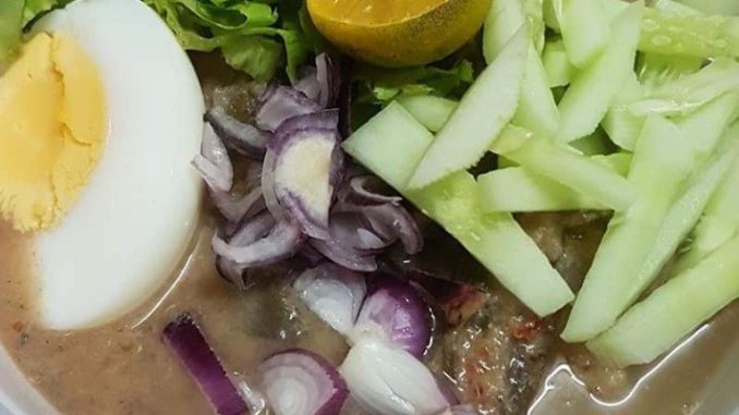 Laksa Penang dengan Kuah Pekat dan Ulam Segar