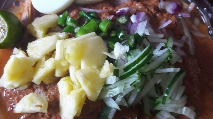Laksa Tumis atau Laksa Utara dengan kuah pekat dan ulam segar