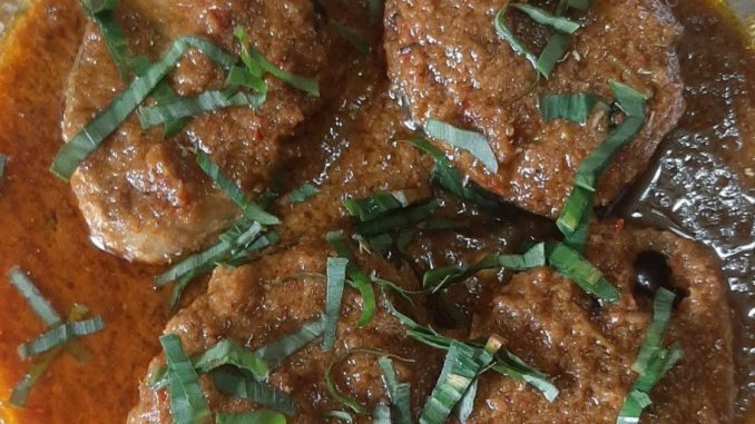 🔍 Meta Description (letak di luar HTML): Resepi rendang ikan tongkol asli Kelantan dengan santan pekat, kerisik kelapa, dan rempah tumis pecah minyak. Sesuai untuk nasi dagang dan hidangan keluarga.