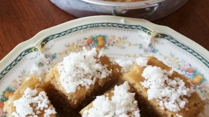 Apam gula melaka kukus lembut ditabur kelapa parut putih.