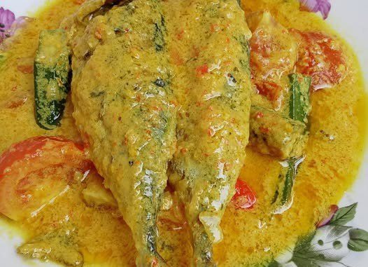 akak pesan Ikan Kembung Masak Lemak Cili Api Kencur dalam mangkuk, disajikan bersama nasi