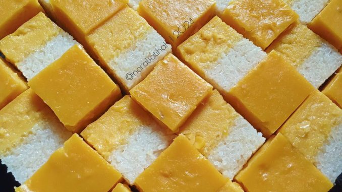 Kuih serimuka jagung tradisional berlapis dengan pulut lembut dan lapisan atas berkrim jagung