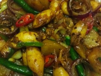 "Hidangan sotong goreng lada bersama ubi kentang goreng dan hirisan cili padi dalam pinggan putih"