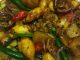 "Hidangan sotong goreng lada bersama ubi kentang goreng dan hirisan cili padi dalam pinggan putih"