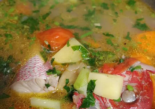 Sup ikan merah panas dengan kentang, carrot dan daun sup segar