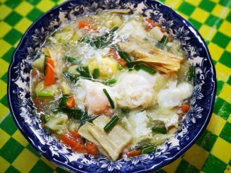 Sup telur segar dengan sayur-sayuran dan telur, sesuai untuk hidangan keluarga yang sihat dan menyelerakan.