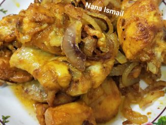 Ayam goreng rangup bersama bawang merah hiris garing dalam pinggan putih